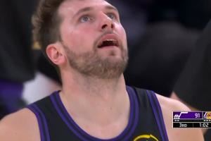 全场高呼MVP！东契奇三分轰进再来神奇2+1！三节已砍37分！