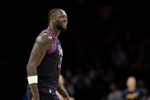 相信的力量！兰德尔被判出界示意挑战 教练立马挑战&成功改判犯规